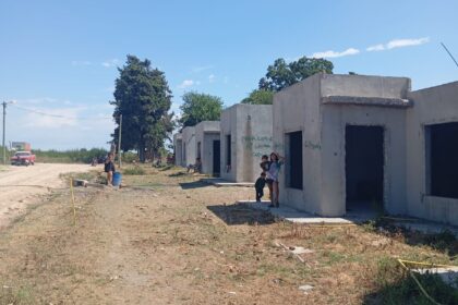 La Justicia identificó a las familias de la usurpación en 25 viviendas de Río Tala | FM Avenida