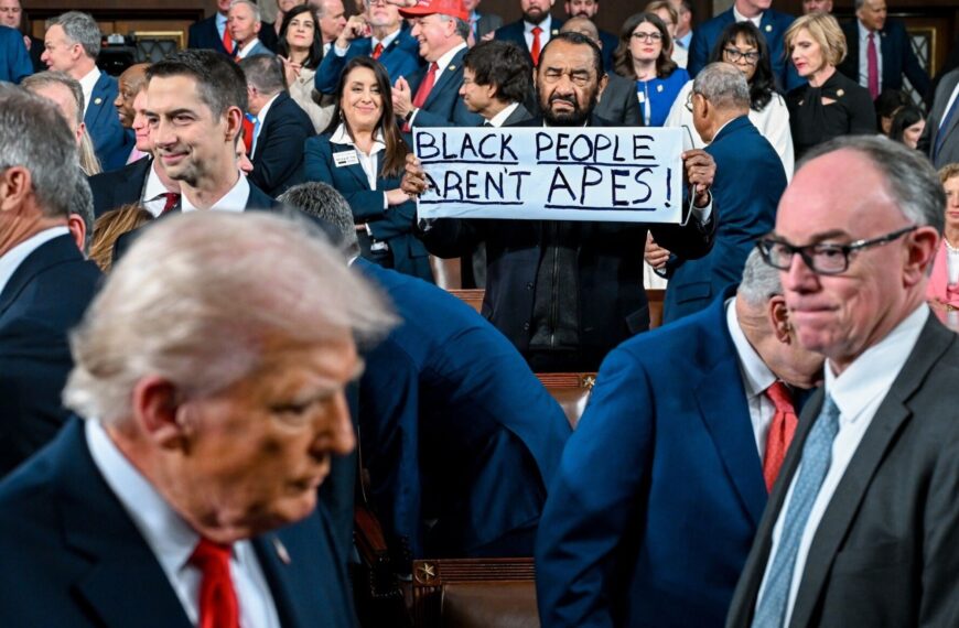 “Las personas negras no son simios”: el cartel que tensó el discurso de Trump en el Congreso y los cruces con demócratas | FM Avenida