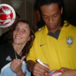 Ludmila Manicler busca la pelota que Ronaldinho le firmó en los Juegos Olímpicos de Beijing 2008 | FM Avenida