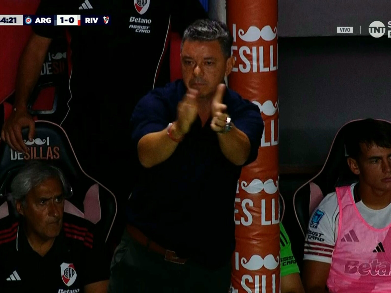 Marcelo Gallardo y otro indicio de su mal momento en River: lo echaron por aplaudir al árbitro Merlos, con quien ya había tenido un encontronazo | FM Avenida