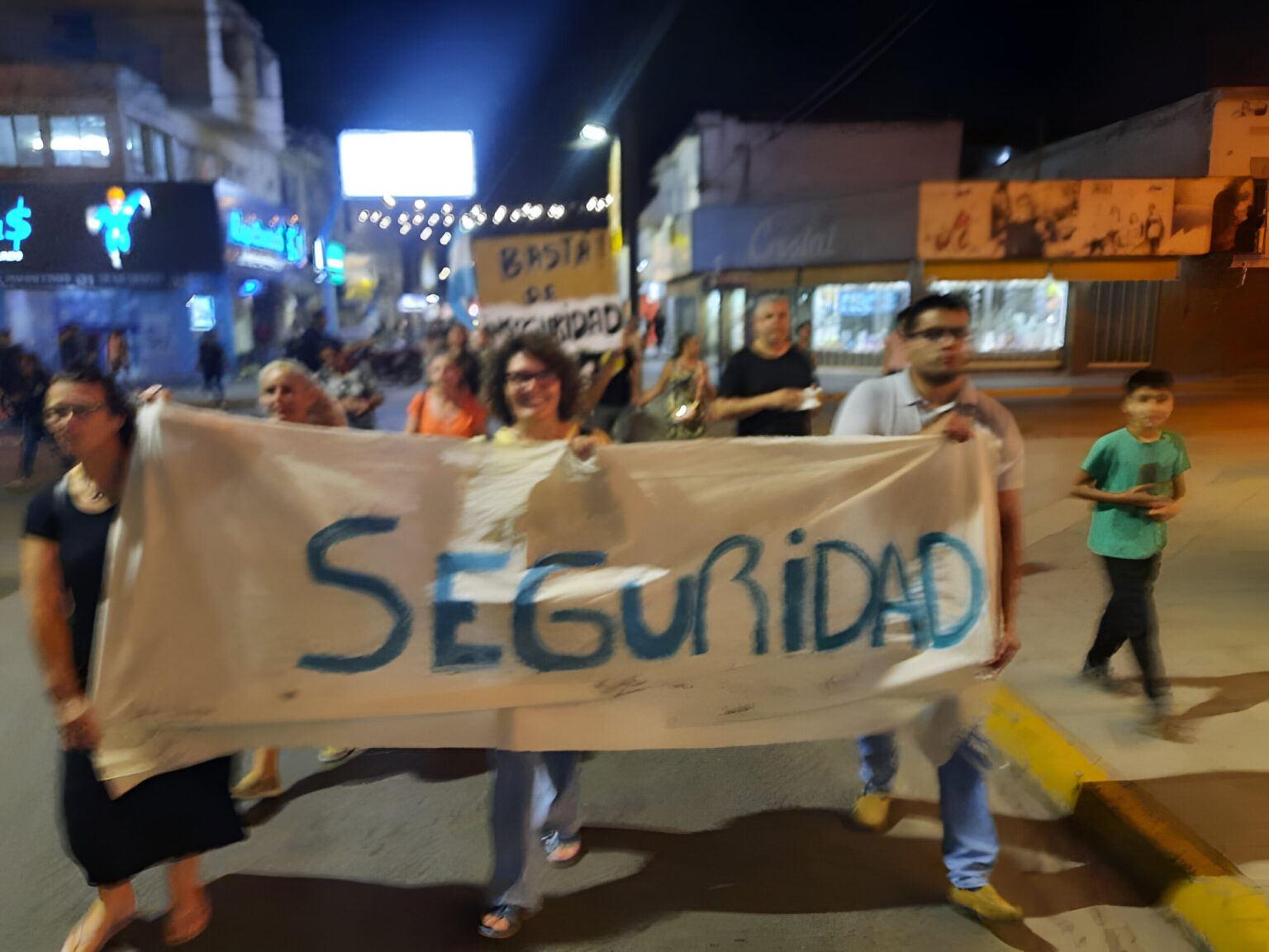 Marcha contra la inseguridad: con escasa convocatoria, fueron recibidos por funcionarios del Gobierno | FM Avenida