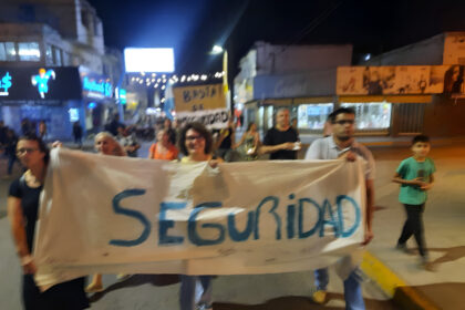 Marcha contra la inseguridad: con escasa convocatoria, fueron recibidos por funcionarios del Gobierno | FM Avenida