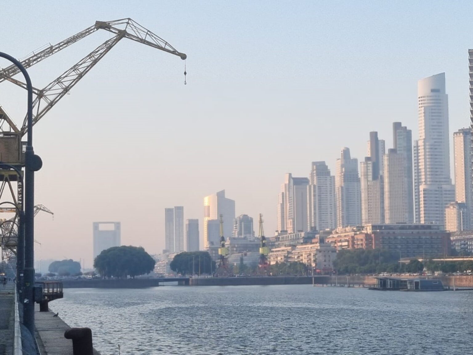 Misterio en Puerto Madero: hallan un cuerpo flotando en uno de los diques e investigan las causas de la muerte | FM Avenida