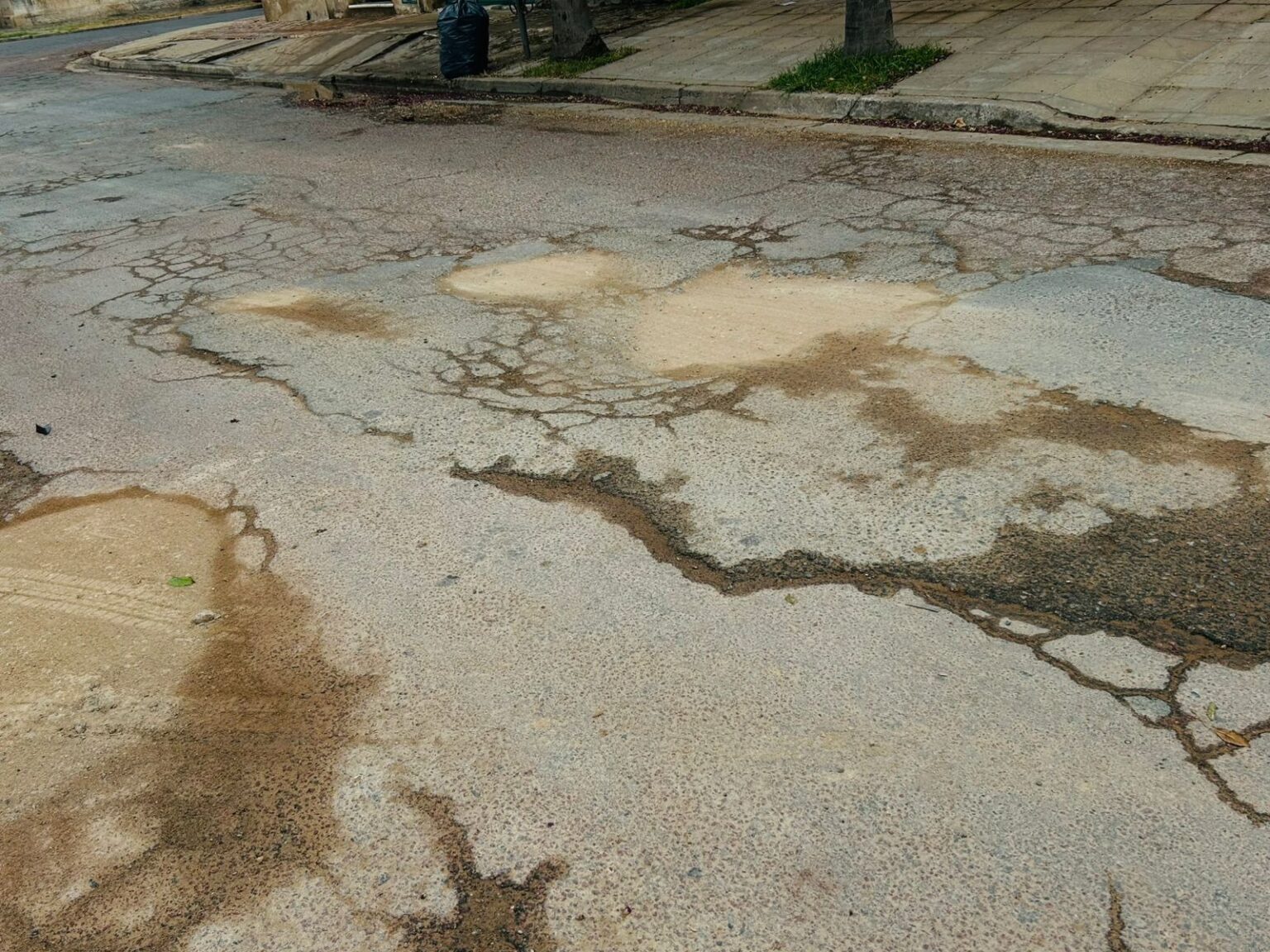 “No se puede pasar”: vecinos de Ituzaingó al 1200 reclaman por el deterioro de la calle | FM Avenida