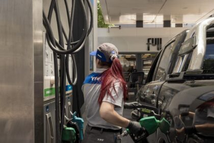 Polémica por la inflación: además de las tarifas, para el Gobierno los precios de internet, celulares y naftas también están atrasados | FM Avenida