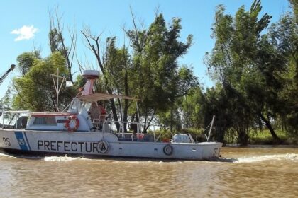Prefectura busca intensamente a un hombre desaparecido tras un naufragio en el río Paraná | FM Avenida