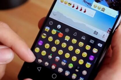 Qué significa escribir usando muchos emojis en WhatsApp, según la psicología | FM Avenida