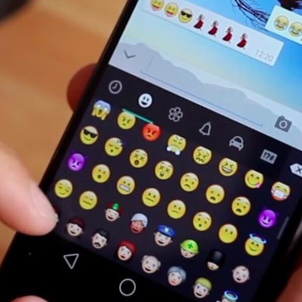 Qué significa escribir usando muchos emojis en WhatsApp, según la psicología | FM Avenida