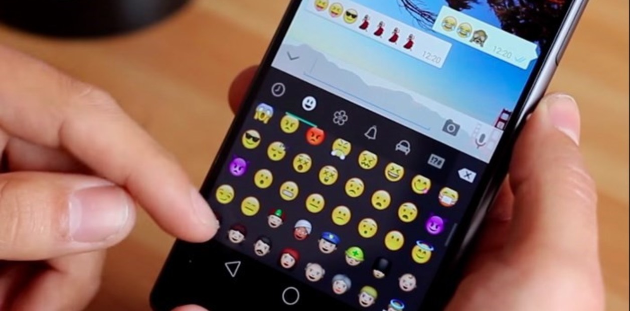 Qué significa escribir usando muchos emojis en WhatsApp, según la psicología | FM Avenida