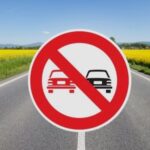 Qué significa esta señal de tránsito con dos autos en paralelo y una franja roja cruzada | FM Avenida