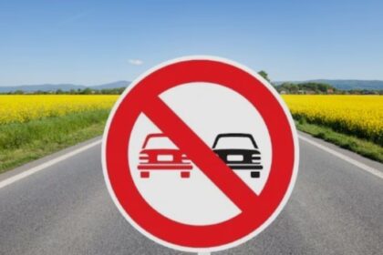 Qué significa esta señal de tránsito con dos autos en paralelo y una franja roja cruzada | FM Avenida