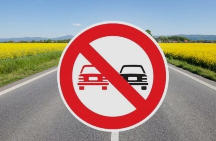 Qué significa esta señal de tránsito con dos autos en paralelo y una franja roja cruzada | FM Avenida