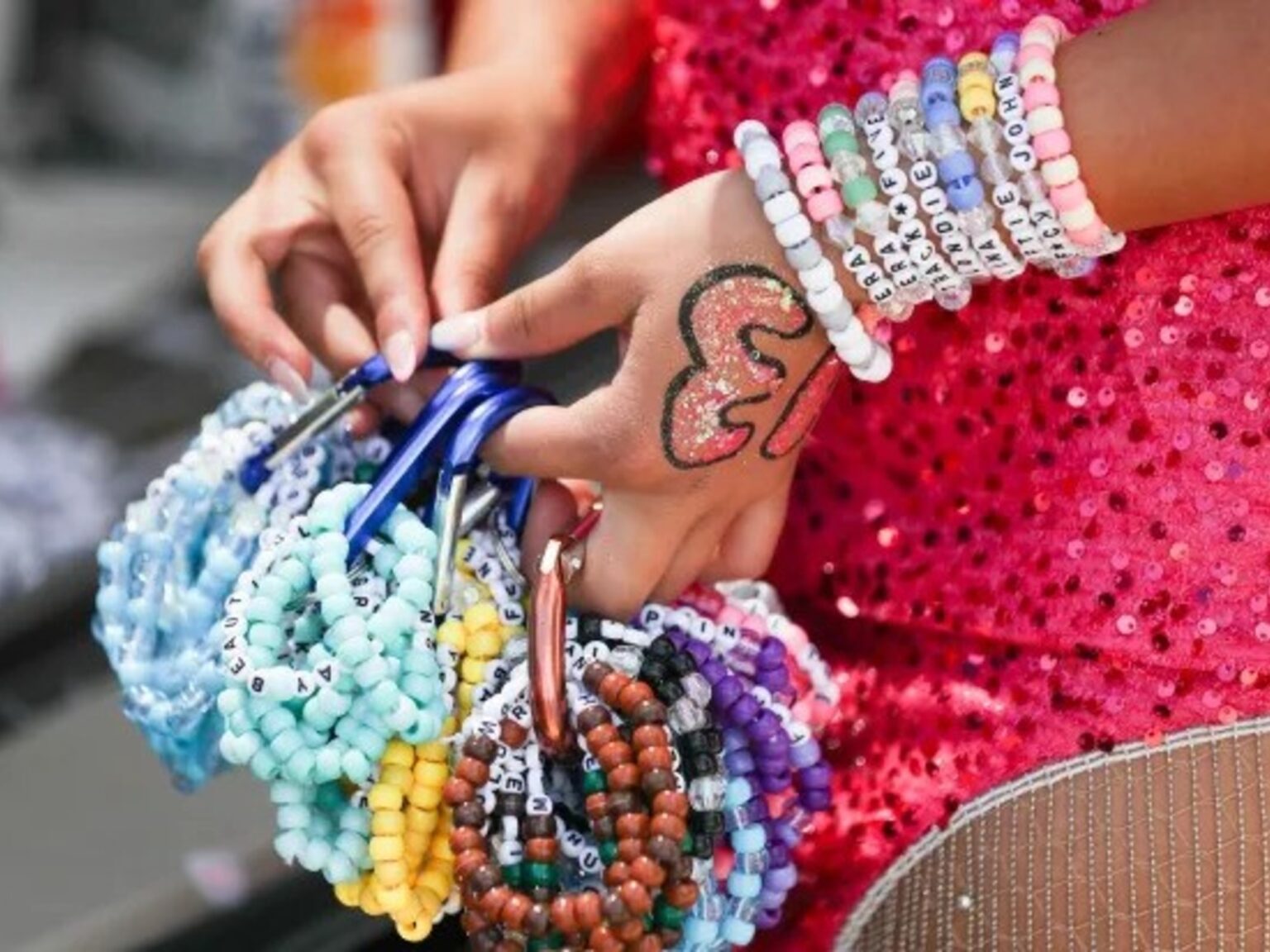 Qué significa usar muchas pulseras a la vez, según la psicología | FM Avenida