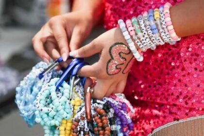 Qué significa usar muchas pulseras a la vez, según la psicología | FM Avenida