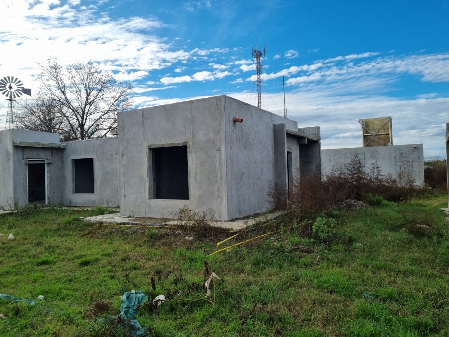 Río Tala: usurparon el barrio "25 viviendas" que fue abandonado en plena construcción por la empresa | FM Avenida