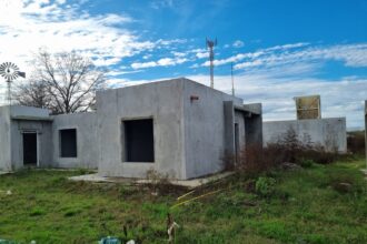 Río Tala: usurparon el barrio "25 viviendas" que fue abandonado en plena construcción por la empresa | FM Avenida