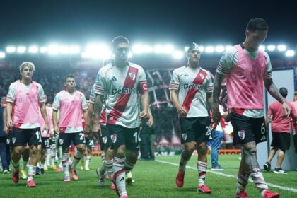 River sigue atrapado en una pesadilla: desconcertado, sin respuestas y con Gallardo expulsado, perdió con Argentinos en La Paternal y agrava su crisis | FM Avenida