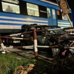Se le quedó el auto en las vías del tren en Quilmes y fue arrollado: el conductor pudo salir antes del impacto | FM Avenida