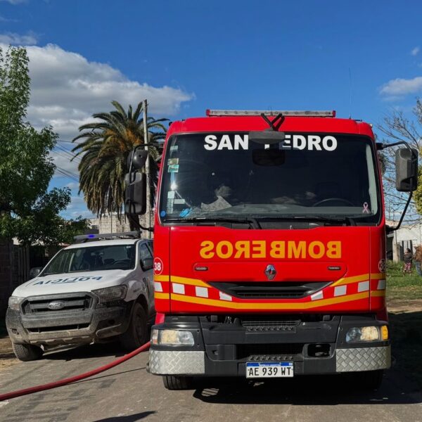 Se negó a ser identificado, incendió su propia moto y tuvieron que ir los Bomberos | FM Avenida