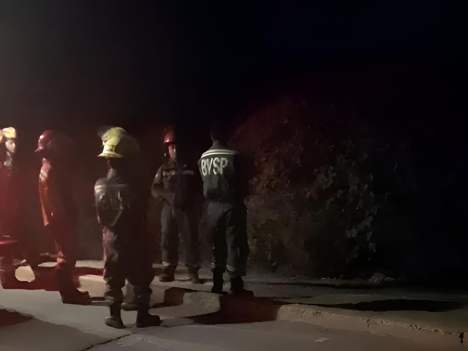 Susto y apagón: se prendió fuego un cable y un barrio quedó a oscuras | FM Avenida