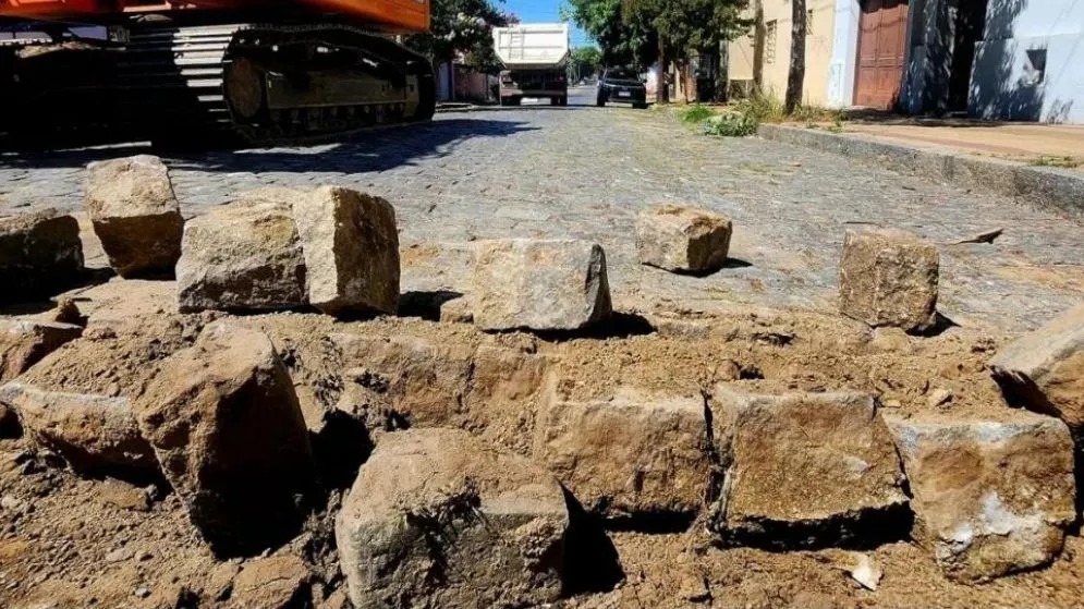 Tandil cumplirá con la cautelar que le prohíbe remover el adoquinado tras quejas por “destrucción de patrimonio” | FM Avenida