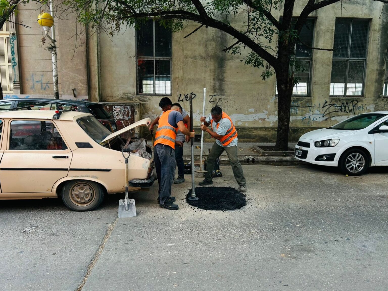 Taparon un bache de gran tamaño en Mitre al 500 tras reiterados reclamos | FM Avenida