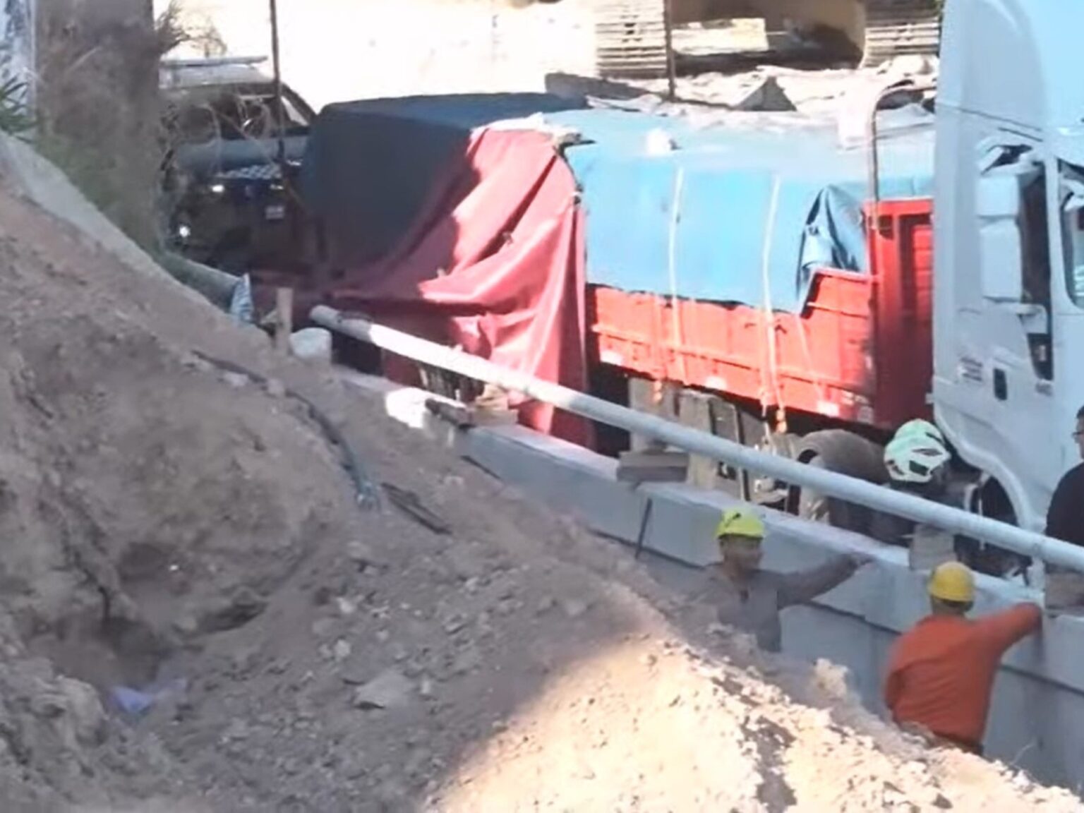 Tragedia en la Autopista Dellepiane: murió un hombre por un choque entre motos y hay caos de tránsito | FM Avenida