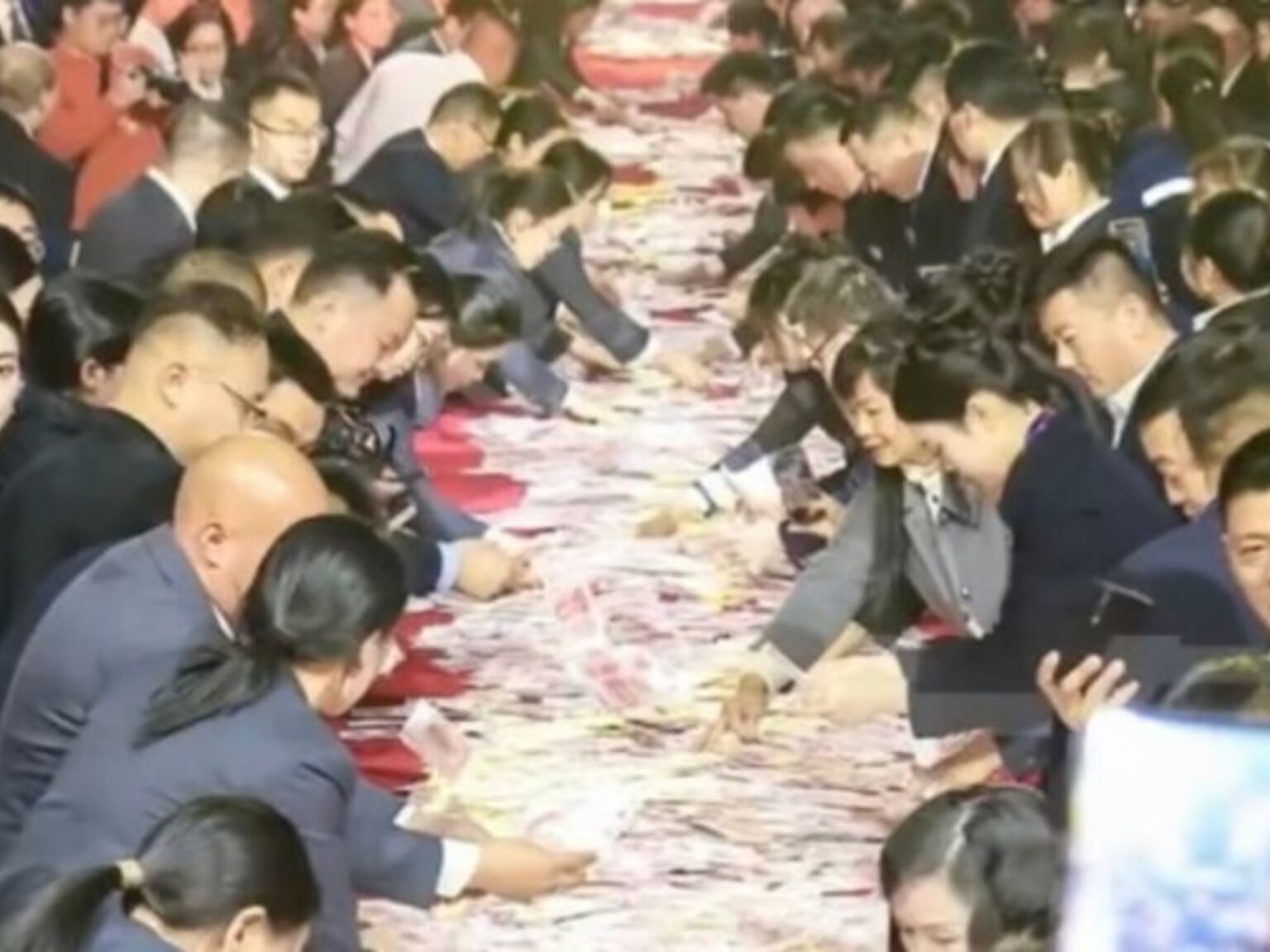 Un jefe repartió millones de dólares entre sus empleados | FM Avenida