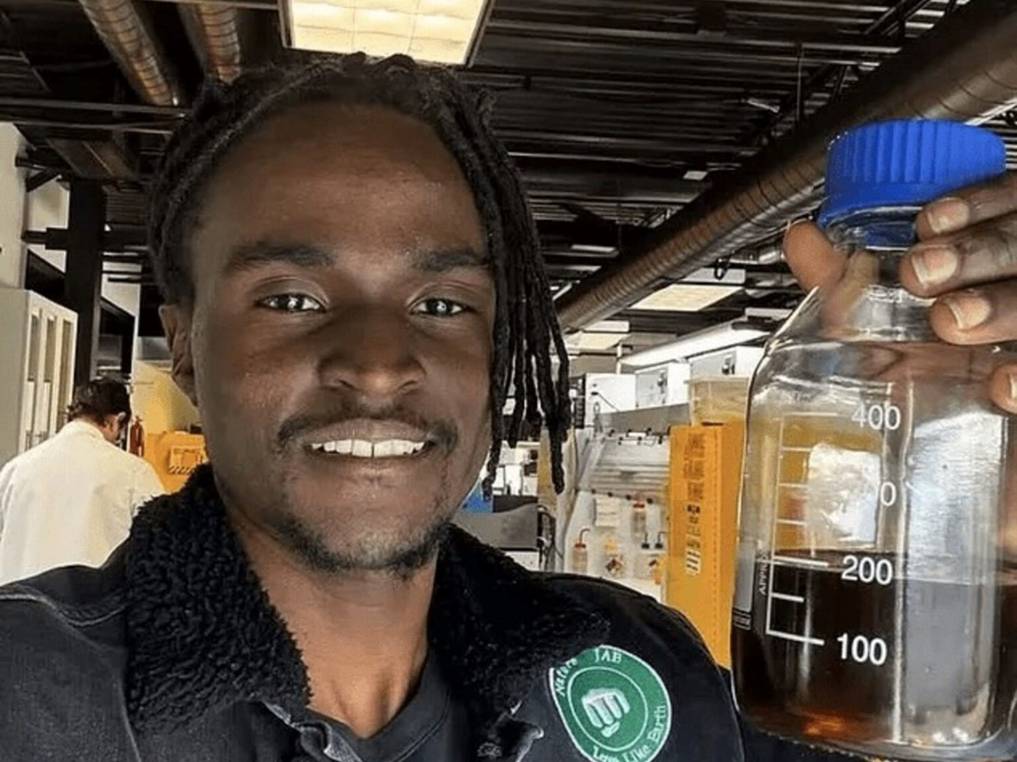 Un joven creó un dispositivo experimental que transforma los desechos plásticos en gasolina, diésel y queroseno de aviación | FM Avenida