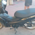 Un joven resultó herido tras una colisión entre una moto y un auto en pleno centro | FM Avenida