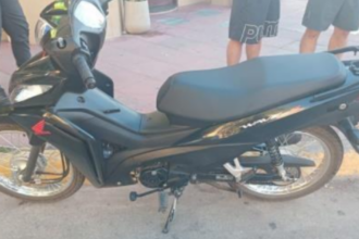 Un joven resultó herido tras una colisión entre una moto y un auto en pleno centro | FM Avenida