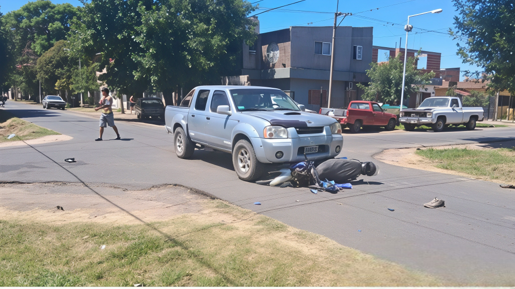 Un motociclista resultó herido tras colisionar con una camioneta | FM Avenida