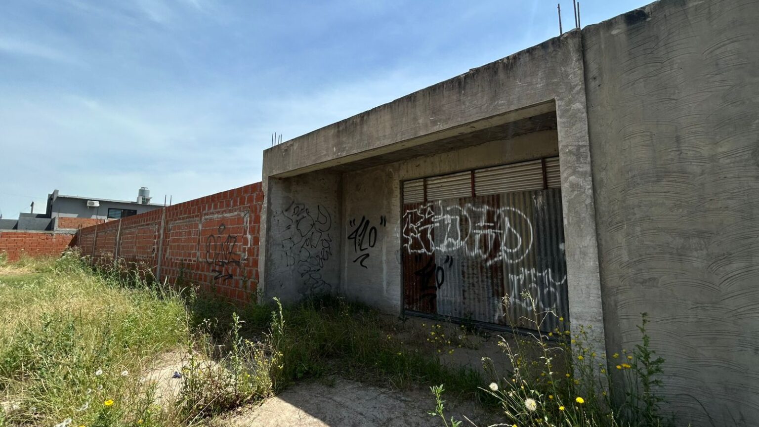 Una empresa de Bahía Blanca, única oferente para terminar el edificio de la escuela que donó el Obispado | FM Avenida