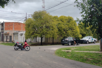 Una mujer de 71 años permanece internada en terapia intensiva tras un choque entre una moto y un auto | FM Avenida