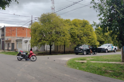 Una mujer de 71 años permanece internada en terapia intensiva tras un choque entre una moto y un auto | FM Avenida