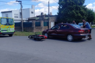 Una niña de 8 años resultó herida tras un choque entre un auto y una moto | FM Avenida