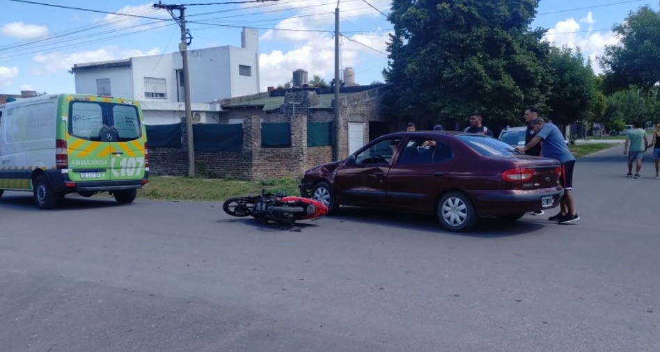 Una niña de 8 años resultó herida tras un choque entre un auto y una moto | FM Avenida