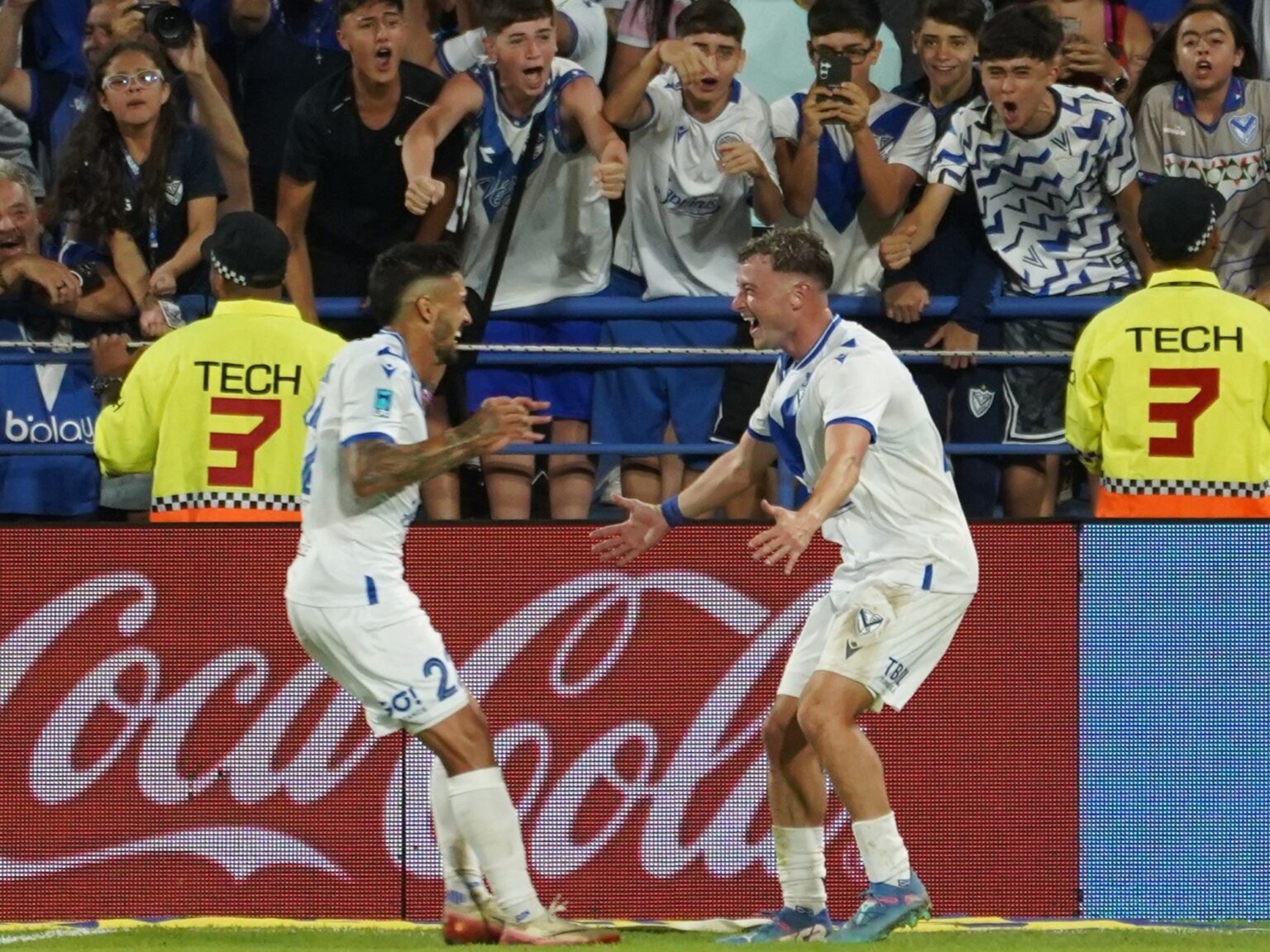 Vélez tuvo una ráfaga de cuatro minutos y con dos goles de Matías Pellegrini le dio un golpe duro a Boca | FM Avenida