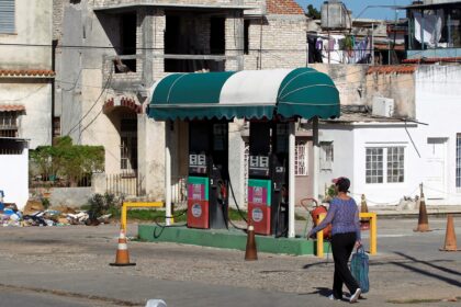 Vuelos cancelados y aerolíneas que desvían sus rutas: Cuba se queda sin combustible para los aviones | FM Avenida