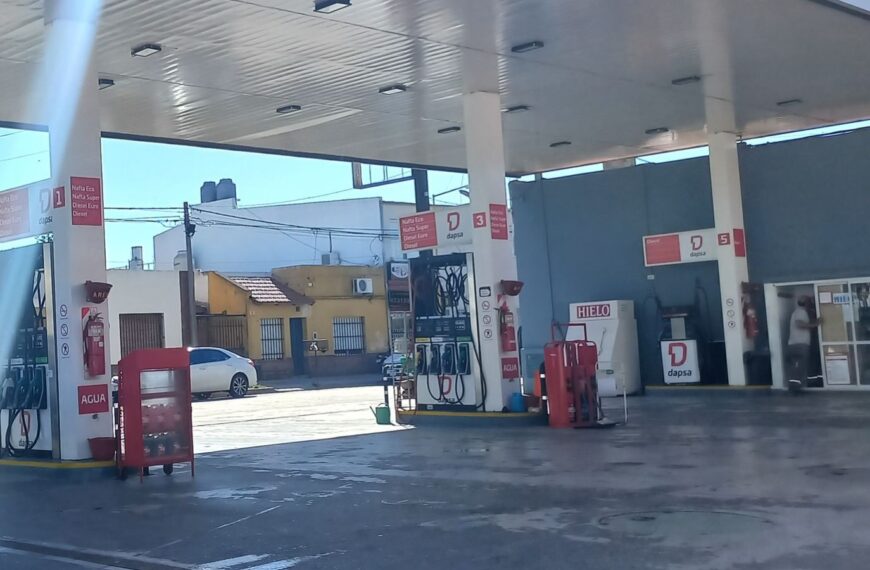 Robo en una estación de servicio: sustrajeron dinero de la cabina del playero
