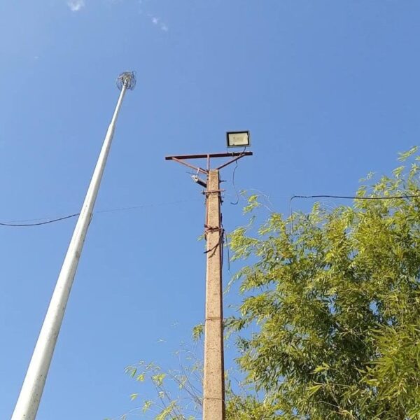 Robo en la cancha de San Roque: delincuentes se llevaron cuatro reflectores nuevos