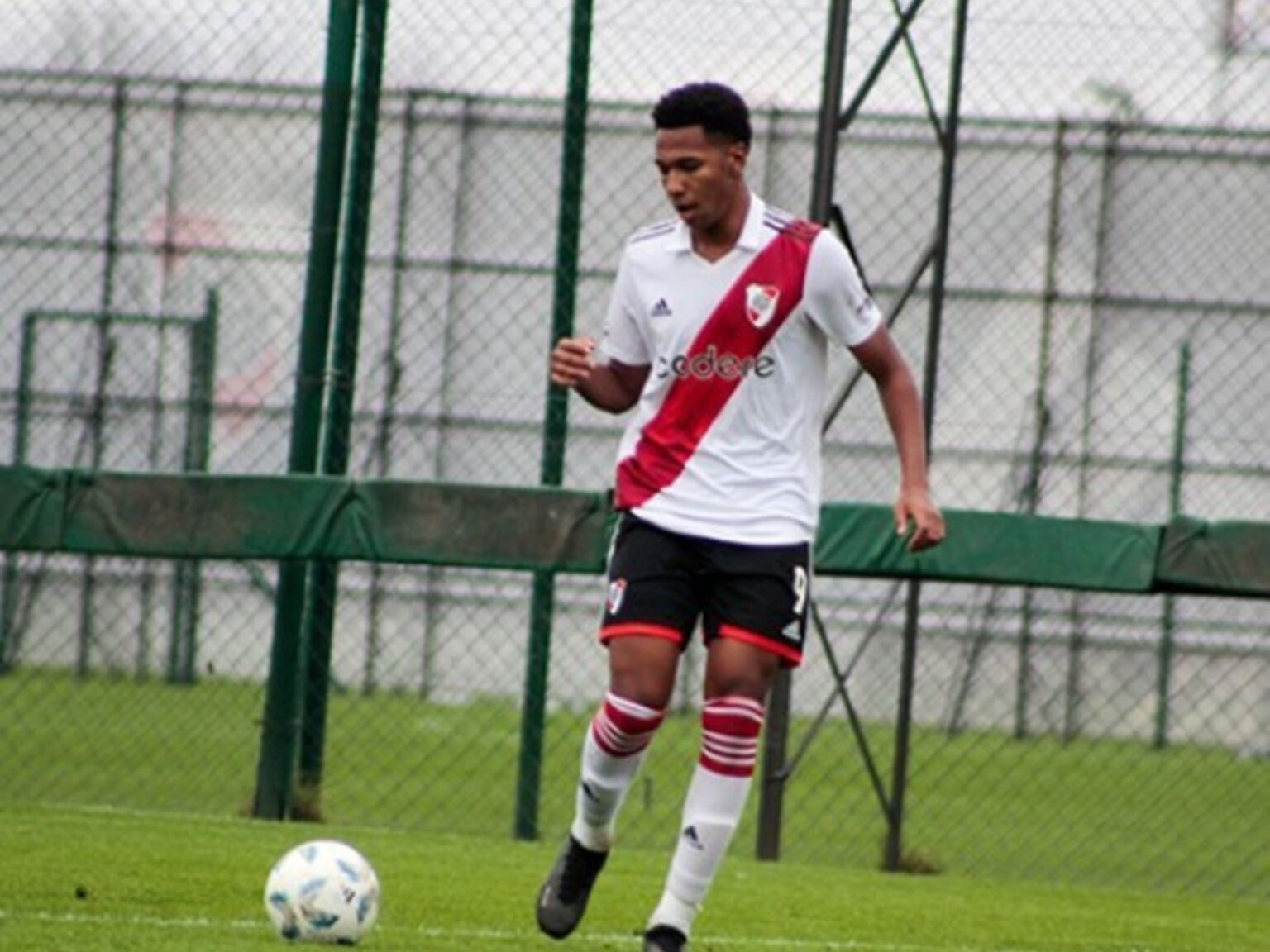 ¿Gallardo tiene los goles en la Reserva? El delantero nigeriano que debutó como titular y convirtió en la goleada vs Gimnasia de Mendoza | FM Avenida