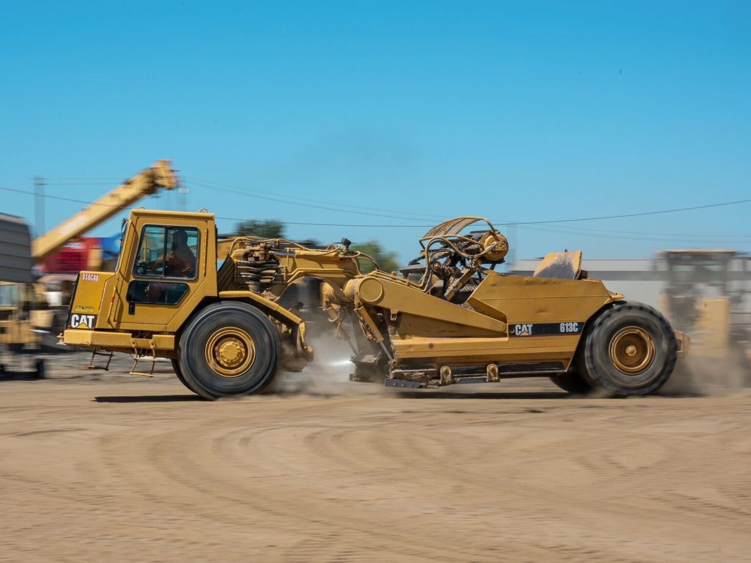 ¿Qué significa la señal LANE SHIFT y por qué el desplazamiento de carriles causa congestión en zonas de obra? | FM Avenida