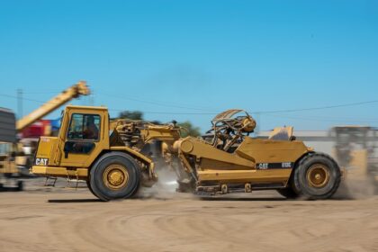 ¿Qué significa la señal LANE SHIFT y por qué el desplazamiento de carriles causa congestión en zonas de obra? | FM Avenida