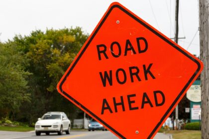 ¿Qué significa la señal ROAD WORK AHEAD y por qué es un área de alto riesgo para los trabajadores? | FM Avenida