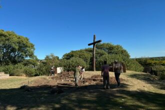 A días del homenaje a las víctimas de Covid en San Pedro, comenzaron trabajos de reparación en el Vía Crucis | FM Avenida