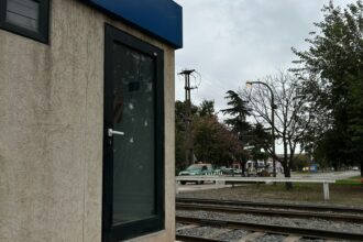 A una semana de su reapertura, vandalizaron la cabina del paso a nivel de la ruta 191 | FM Avenida