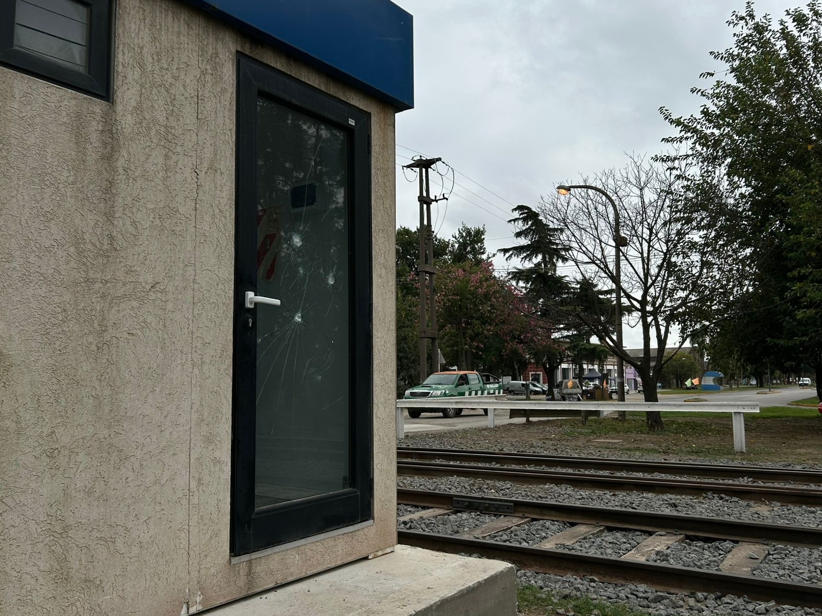 A una semana de su reapertura, vandalizaron la cabina del paso a nivel de la ruta 191 | FM Avenida