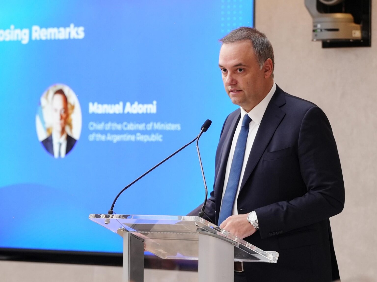 Abren una investigación por los viajes de Manuel Adorni con su esposa a Nueva York y Punta del Este | FM Avenida