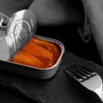Abren una lata de salmón de hace 50 años y el hallazgo sorprende a científicos: "Es una señla de que el pescado proviene de un ecosistema saludable" | FM Avenida